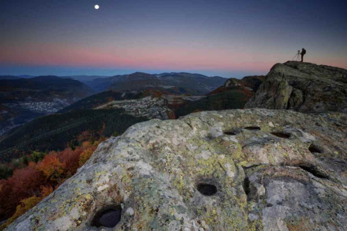 Il luogo magico che si pensa popolato dagli dèi antichi: entri subito in un'altra dimensione 2 Visitare Belintash significa immergersi in un ambiente che parla la lingua del tempo e dello spirito. Tra incisioni enigmatiche