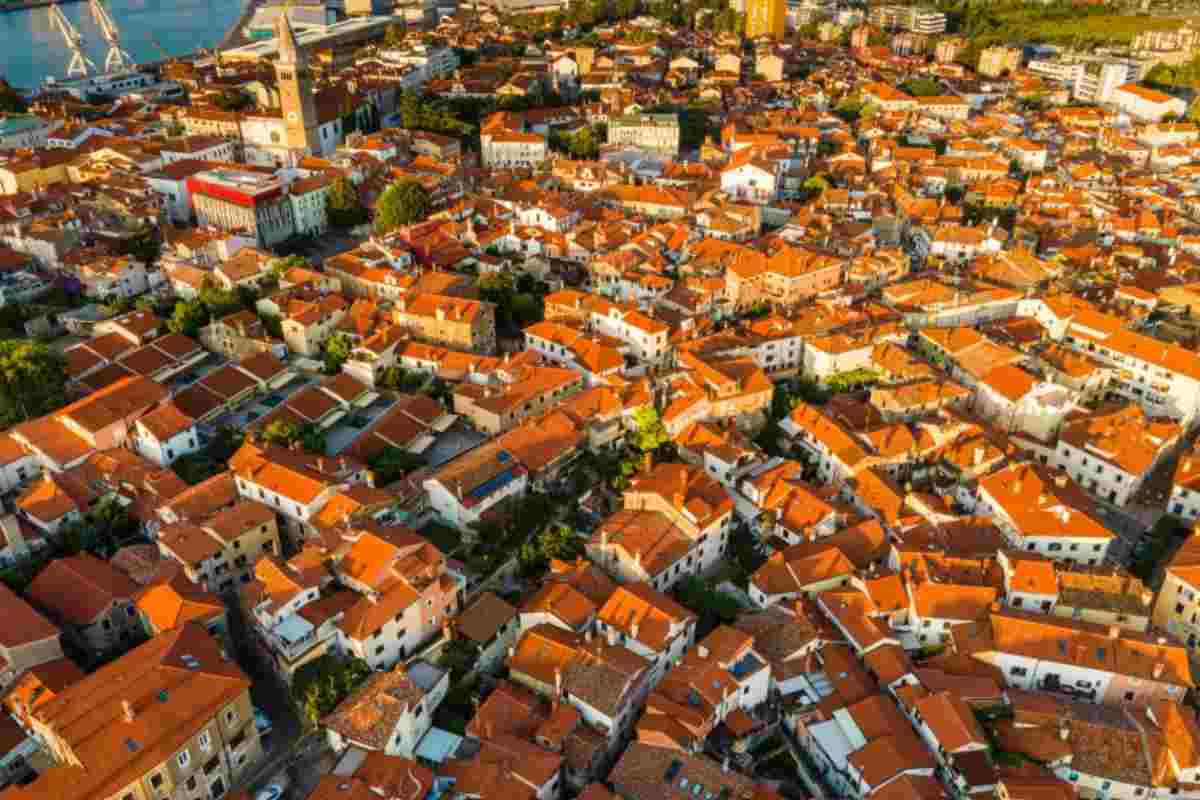 Non serve andare lontano: c'è una città di una bellezza unica a pochi passi dall'Italia 2 Capodistria, Slovenia