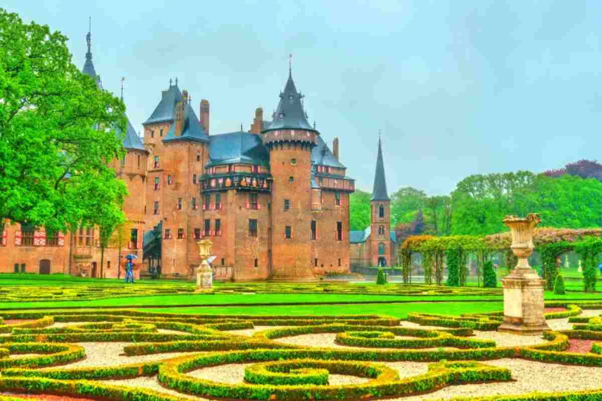 Un castello da fiaba, dove il tempo si ferma tra giardini incantati e segreti millenari: scopri il gioiello d’Europa 1 Castello fiabesco