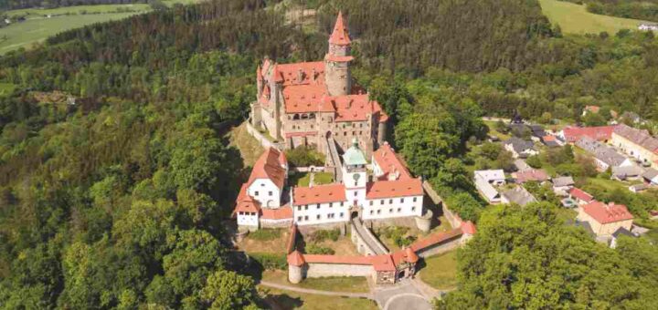 Un castello fiabesco a due passi dall’Italia, la perla nascosta che non ti aspetti: i panorami sono mozzafiato 6 Castello di Bouzov