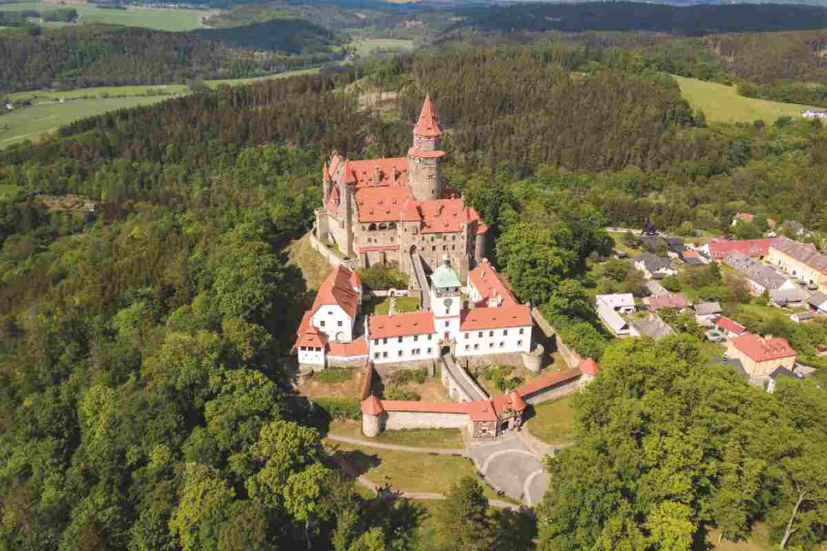 Un castello fiabesco a due passi dall’Italia, la perla nascosta che non ti aspetti: i panorami sono mozzafiato 1 Castello di Bouzov