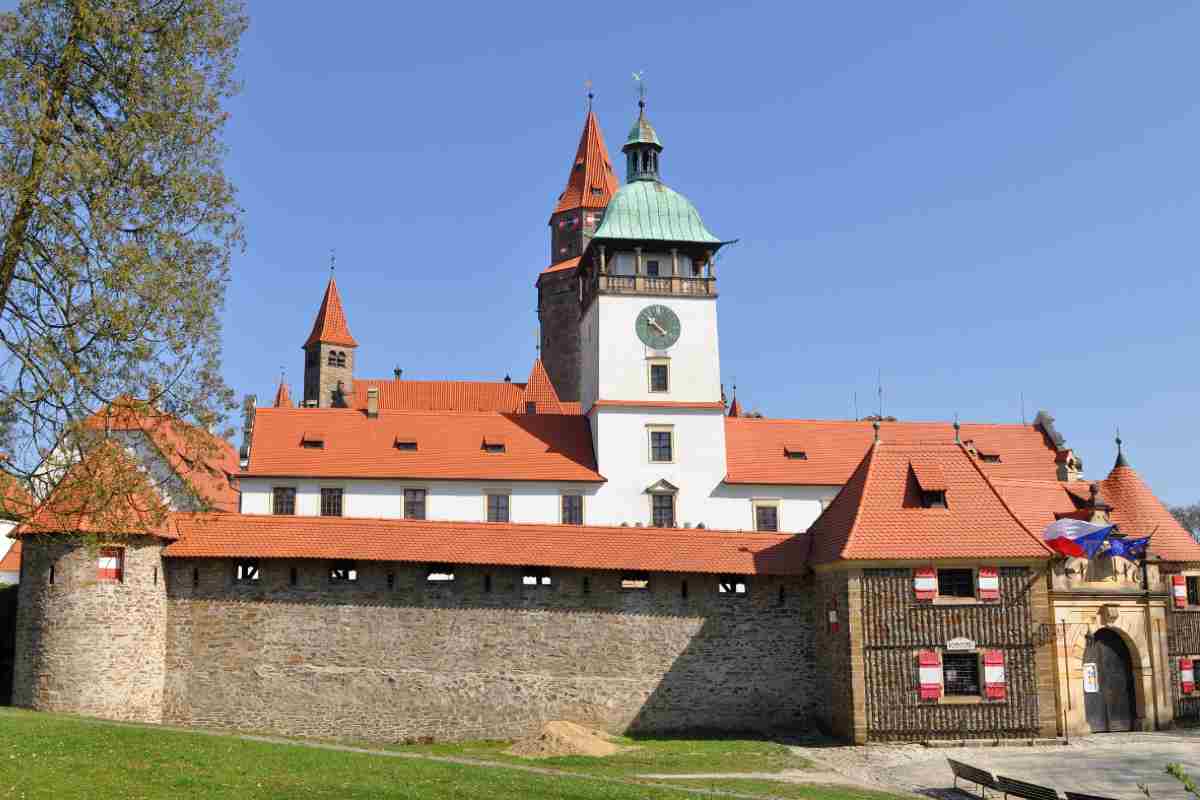 Un castello fiabesco a due passi dall’Italia, la perla nascosta che non ti aspetti: i panorami sono mozzafiato 2 Castello di Bouzov