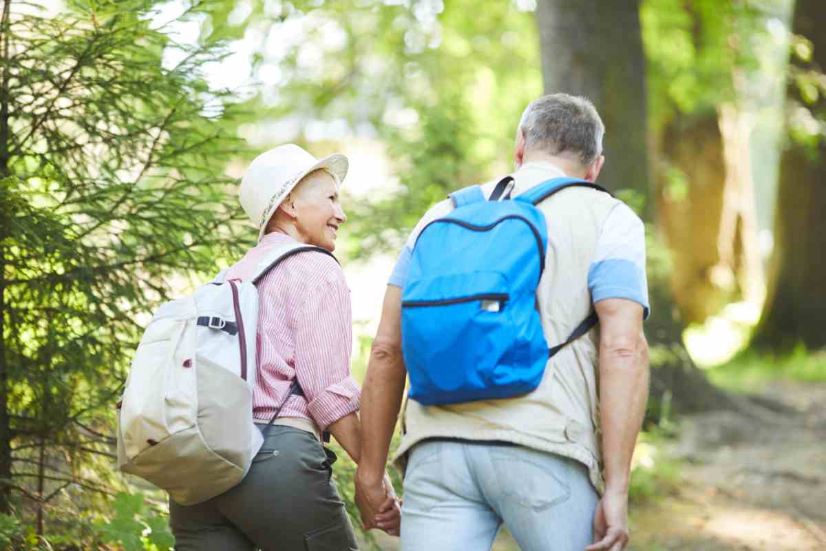 Vacanze in autunno per gli anziani: mare o montagna? Cosa dicono gli esperti 2 Coppia turisti