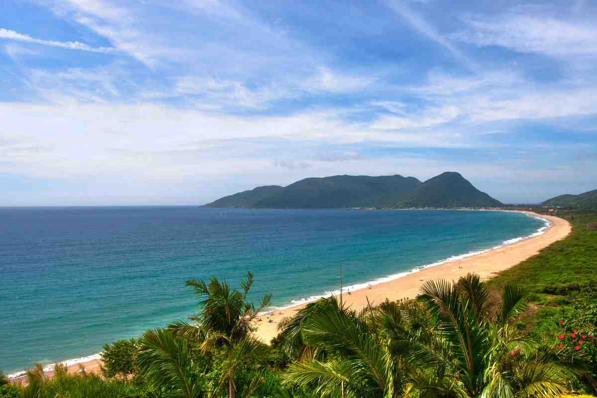 L’isola segreta del divertimento: il paradiso tra feste, onde giganti e spiagge da sogno 2 scopri l'isola segreta del brasile tra natura e cultura: Florianópolis