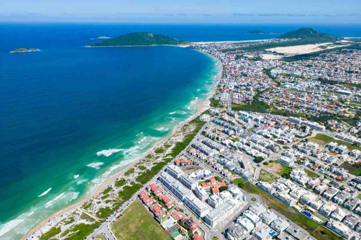 L’isola segreta del divertimento: il paradiso tra feste, onde giganti e spiagge da sogno 1 scopri l'isola segreta del brasile tra natura e cultura: Florianópolis