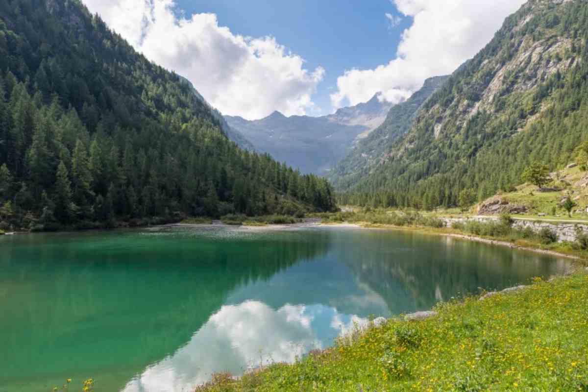 Zero turisti e natura selvaggia e bellissima: questo lago del nord Italia è quasi sconosciuto 1 Lago incantato