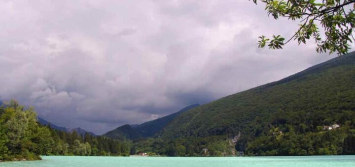 E' uno dei laghi più belli ma in pochi lo conoscono: per l'autunno è l'itinerario perfetto 5 Lago di Barcis, Friuli