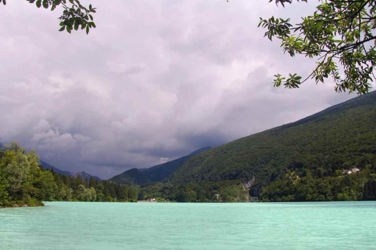 E' uno dei laghi più belli ma in pochi lo conoscono: per l'autunno è l'itinerario perfetto 1 Lago di Barcis, Friuli