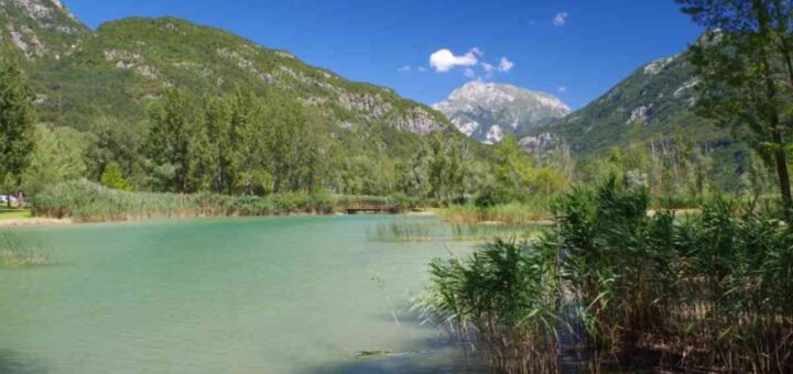 5 laghi panoramici che ti lasceranno senza fiato: tra acque cristalline e boschi incantati 7 Lago di Cavazzo, Friuli