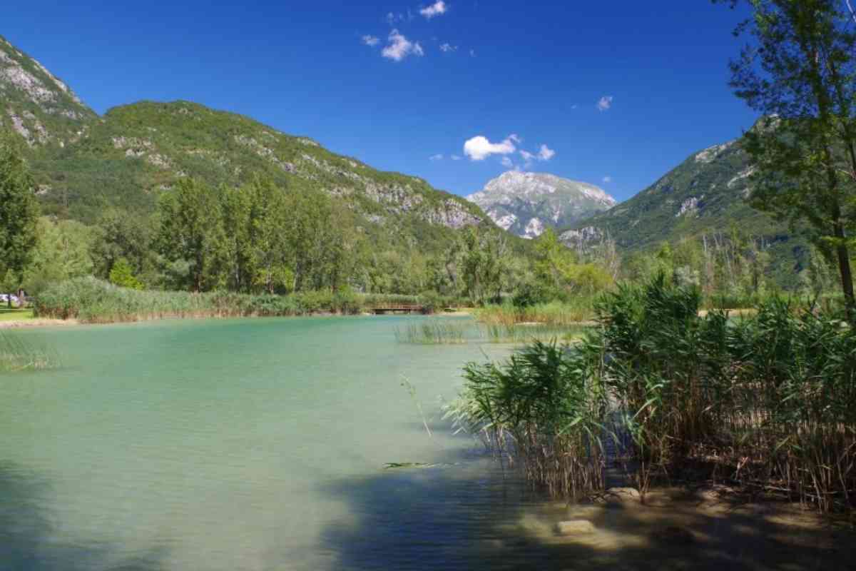 5 laghi panoramici che ti lasceranno senza fiato: tra acque cristalline e boschi incantati 1 Lago di Cavazzo, Friuli