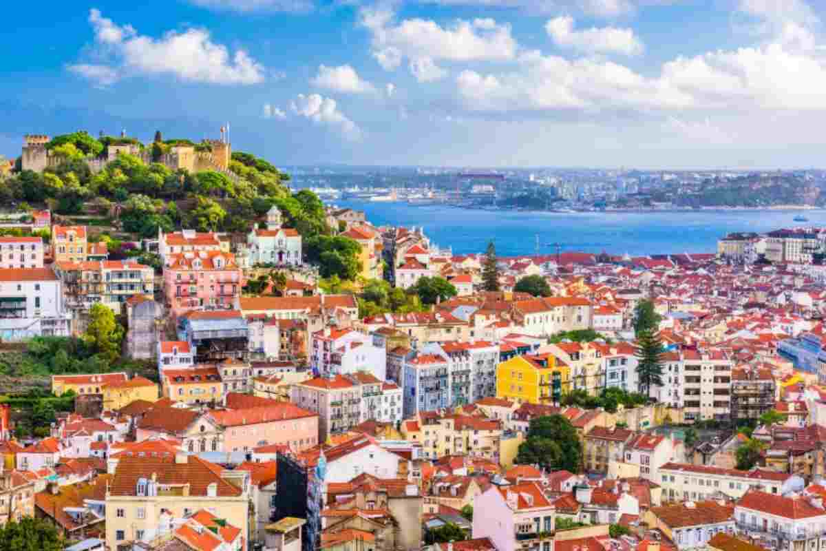 Turisti, attenzione: ecco le città europee dove camminare è un'impresa 2 Lisbona, città poco camminabile