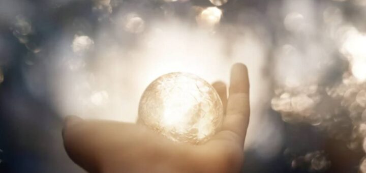 Il luogo magico che si pensa popolato dagli dèi antichi: entri subito in un'altra dimensione 4 Questo sperone di pietra bianca, lungo circa 300 metri e situato a 1.225 metri di altitudine, si affaccia sulle vallate circostanti come una sorta di terrazza sacra