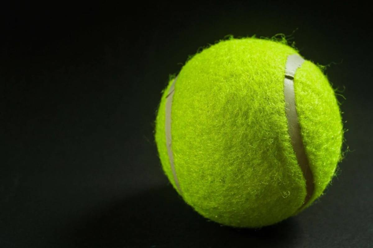 Devi sempre mettere una pallina da tennis in valigia: il trucco per evitare brutte sorprese in vacanza 2 Pallina da tennis, benefici