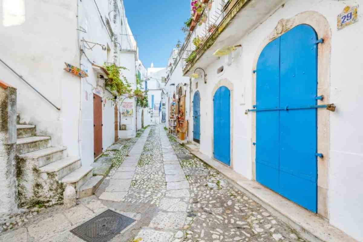 In Puglia, c’è un posto sconosciuto considerato la perla del Mediterraneo: la meta perfetta per vacanze da sogno (low cost) 2 Peschici, Puglia