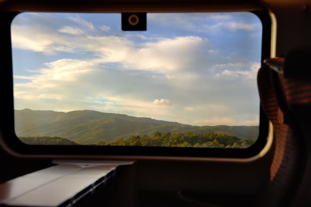 È il treno panoramico più bello d'Italia, anche gli stranieri lo amano: esperienza unica 1 Treno finestrino