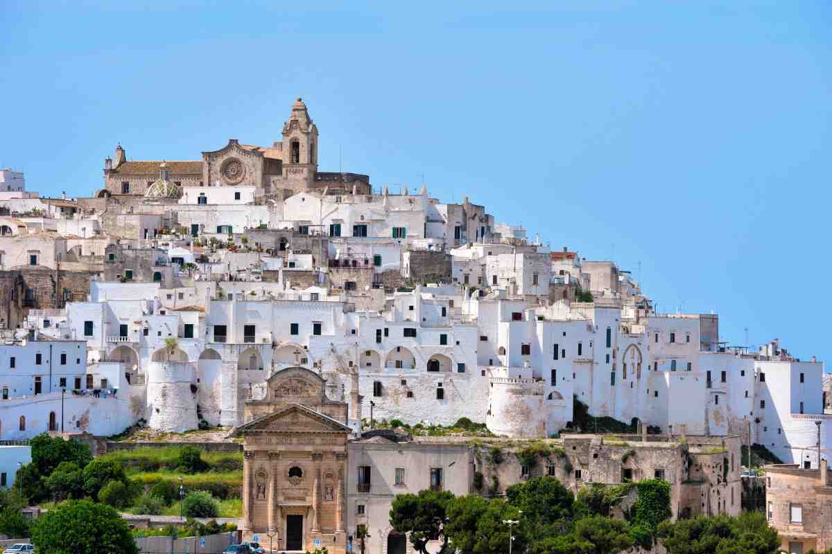 Altro che mete esotiche, in Puglia c’è una chiesa spettacolare che lascia senza parole: da scoprire ora 2 puglia scopri la chiesa dei 24 eremi con la sua terrazza panorarica sul mar adriatico