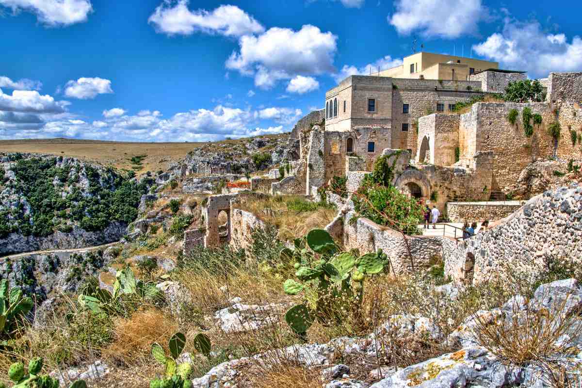 Altro che mete esotiche, in Puglia c’è una chiesa spettacolare che lascia senza parole: da scoprire ora 1 puglia scopri la chiesa dei 24 eremi con la sua terrazza panorarica sul mar adriatico