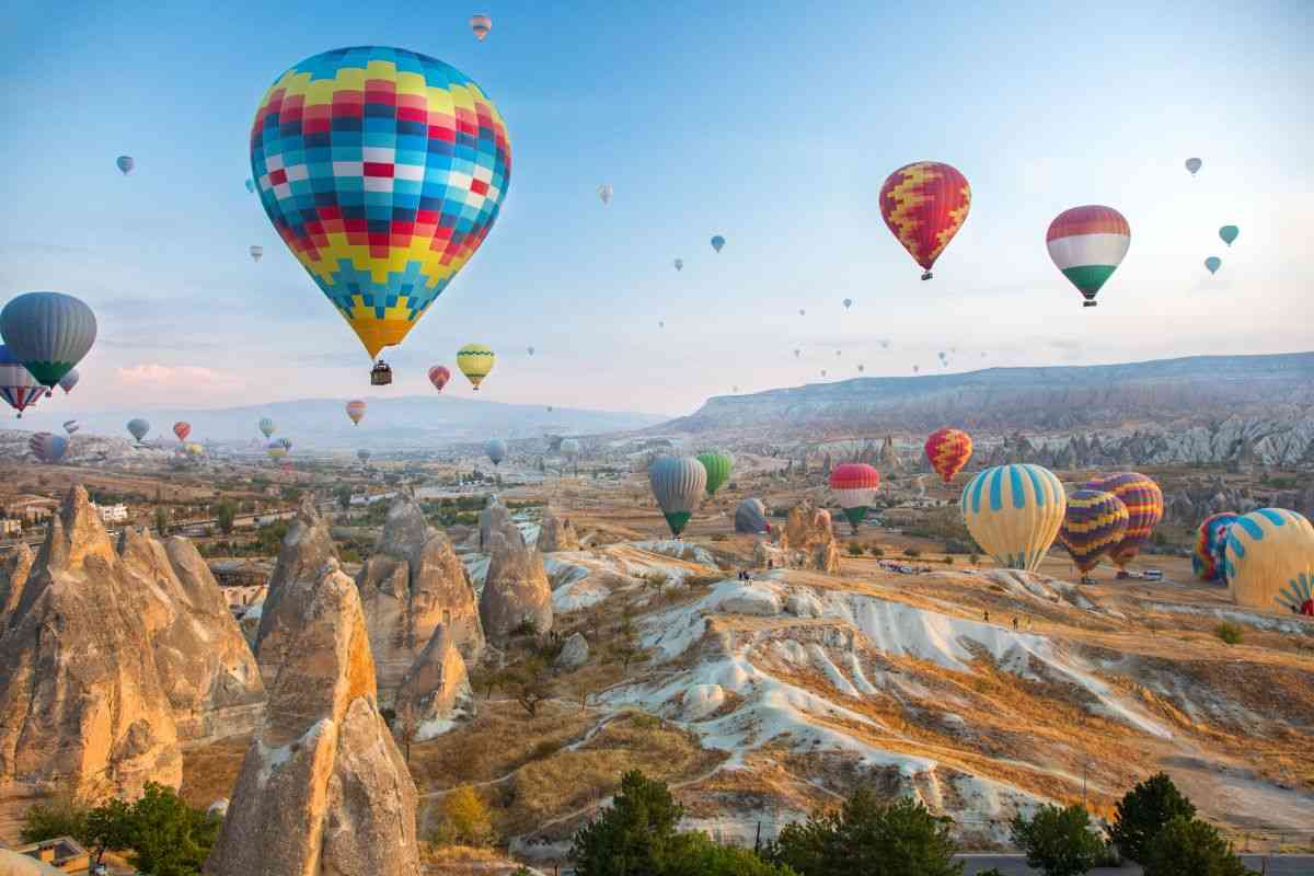 Dal Piemonte alla Sicilia, dove volare in mongolfiera: in aria tra i panorami più belli 1 volo in mongolfiera