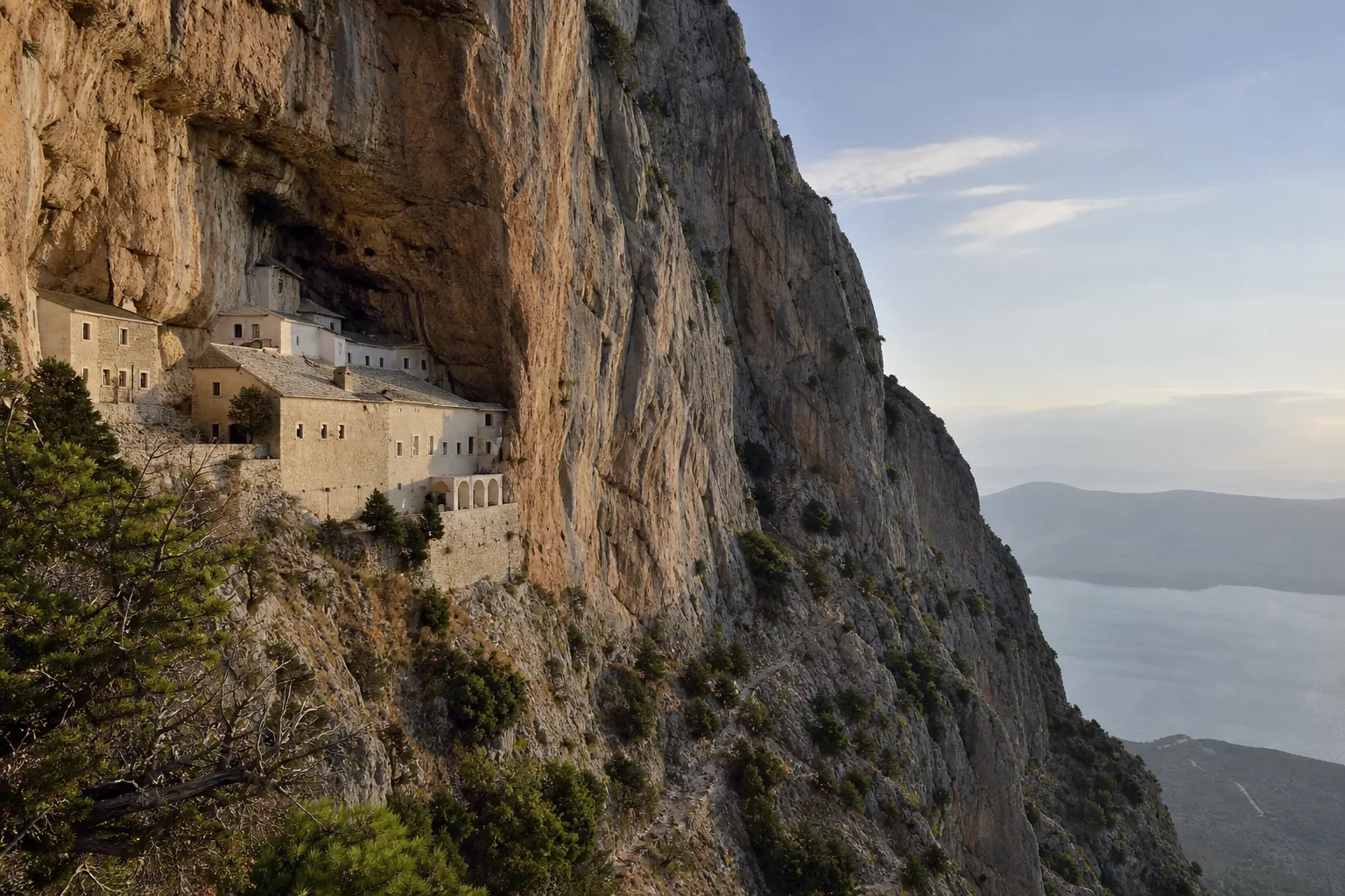 Eremi e rifugi di pietra: dall'Eremo di Blaca alle falesie adriatiche